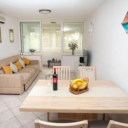 Ella Apartment Split